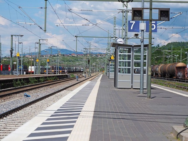 Neu angelegt: Der Bahnsteig an Gleis 7, wo  die Zge nach Freiburg fahren.  | Foto: Herbert Frey