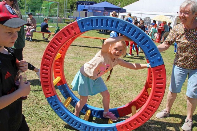 Auch ein Kinderprogramm gehrte zum ge...amen Fest von Musikern und Fuballern.  | Foto: Yvonne Wrth