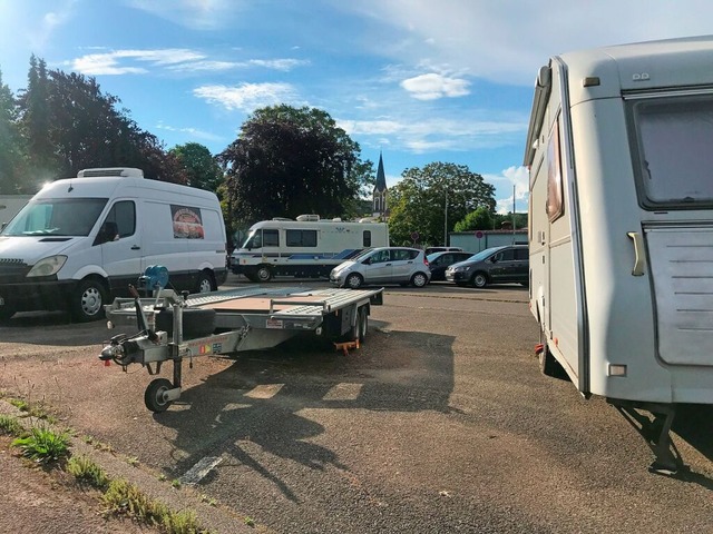 Der Parkplatz an der Kaiserstuhlhalle ...kostenpflichtigen Stellpltzen parken.  | Foto: Sophia Ungerland