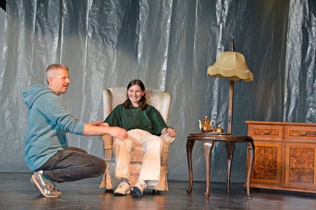 Der Regisseur Johannes Kaczmarczyk mit der Darstellerin des Bilbo  | Foto: Christiane Sahli