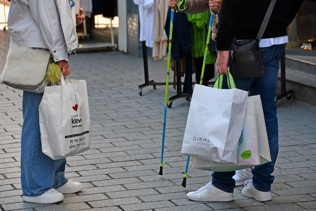 Volle Einkaufstten beim diesjhrigen Pro Lrrach-Frhlingsfest  | Foto: Barbara Ruda