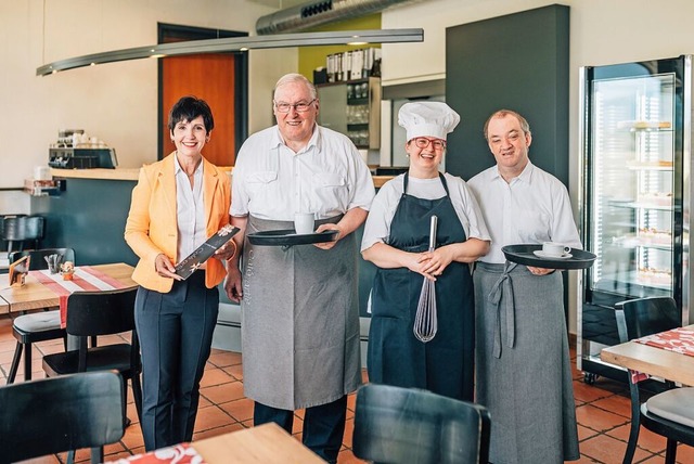 Leiterin Antoinette Majewski mit Franz...Ratkov vom Caf-Artis-Team (von links)  | Foto: Raphael Pietsch