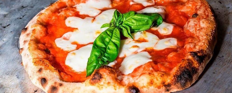 Essen als Beute: Zwei Mnner sollen einen Pizzaboten in Istein beraubt haben