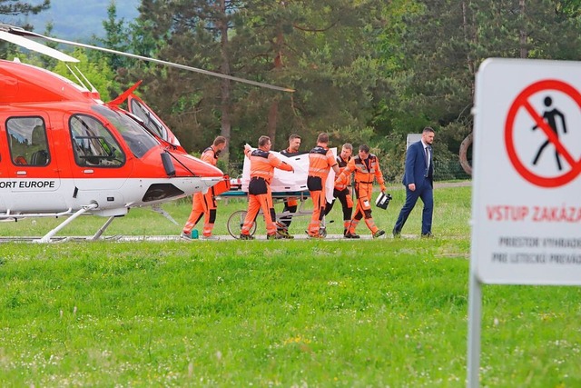 Rettungskrfte bringen den angeschosse... in ein Krankenhaus in Banska Bystrica  | Foto: Jan Kroslk (dpa)