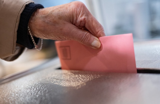 Eine Whlerin wirft einen ihren Wahlbrief in eine Wahlurne (Symbolbild).  | Foto: Marijan Murat (dpa)