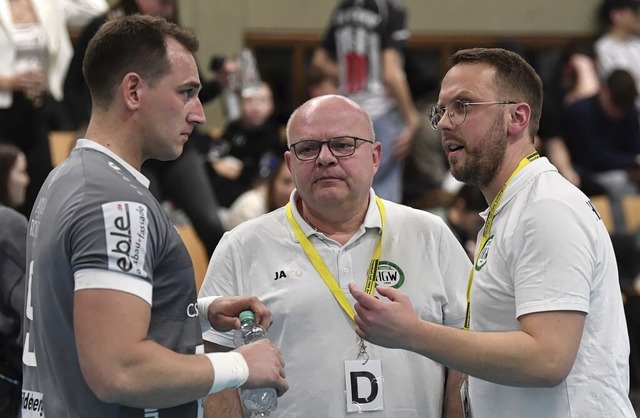 Trainer Tobias Buchholz (rechts) und d...ied des Trainerteams erhalten bleibt.   | Foto: Wolfgang Knstle