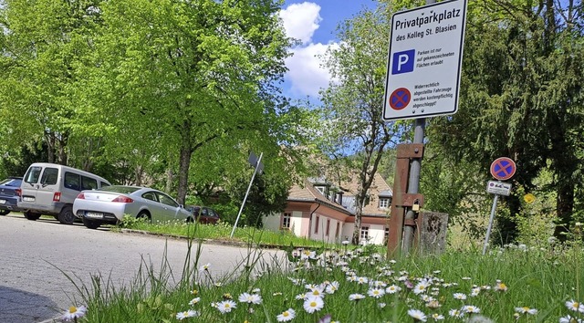 Parkpltze, die bislang nur fr Angeh...n knftig ffentlich zugnglich sein.   | Foto: Verena Pichler