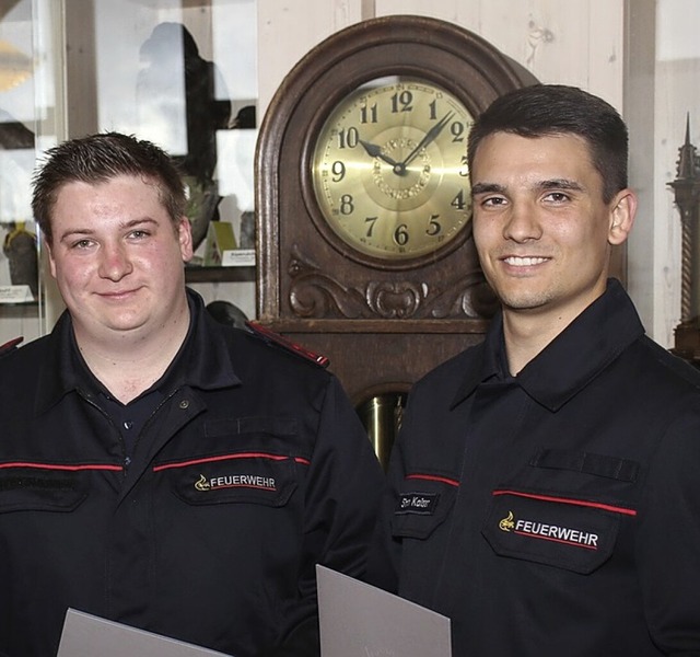 Simon Kaiser (rechts) und Timo Mller ...n nun die Abteilungswehr Oberbrnd an.  | Foto: Gert Brichta