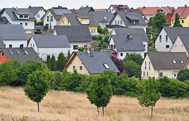 Die neue Grundsteuer wird Menschen auf...ll billiger davon kommen. (Symbolbild)  | Foto: Martin Schutt (dpa)