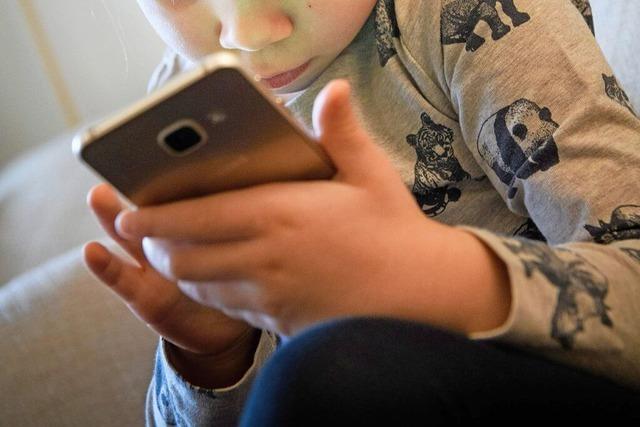 Eltern sollten Kinder bei der Smartphone-Nutzung besonnen begleiten