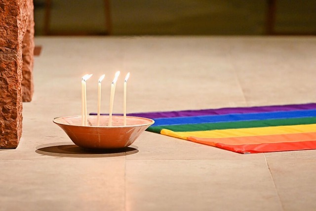 Die Farben des Regenbogens, hier als F...en fr die Vielfalt der queeren Szene.  | Foto: Tobias Hase (dpa)