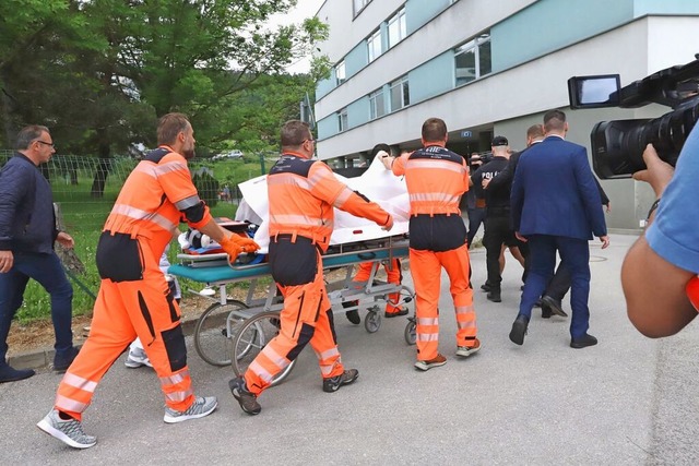 Rettungskrfte bringen den angeschosse...co auf einer Trage in ein Krankenhaus.  | Foto: Jn Krolk (dpa)