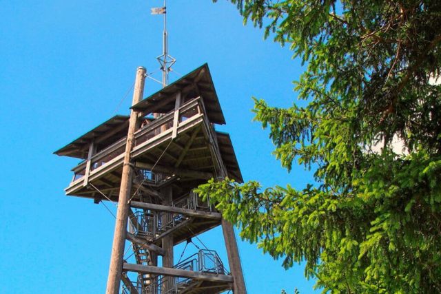 Der Schauinslandturm auf Freiburgs Hausberg wird saniert