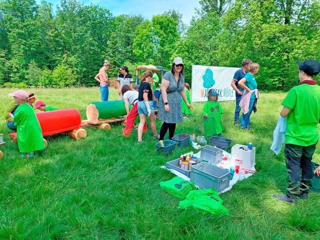 Die kleinen Besucher konnten sich bei ...ch kreativ, wie hier Bemalen des Zugs.  | Foto: privat