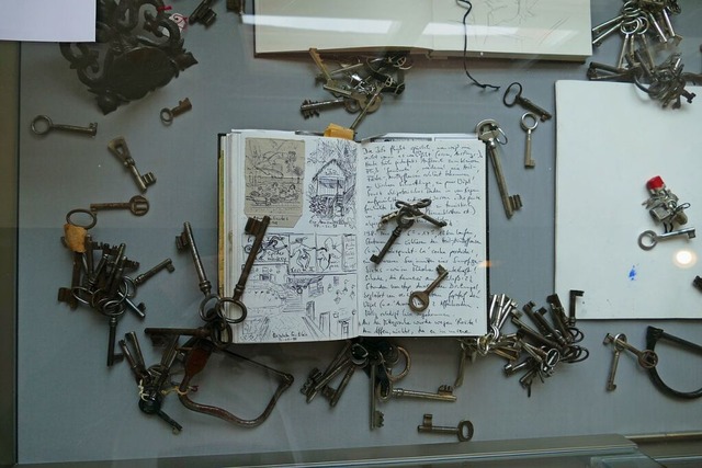 Ein Tagebuch mit Skizzen von Nora Jaco...ur aus dem Depot, die Blicke auf sich.  | Foto: Sylvia Sredniawa