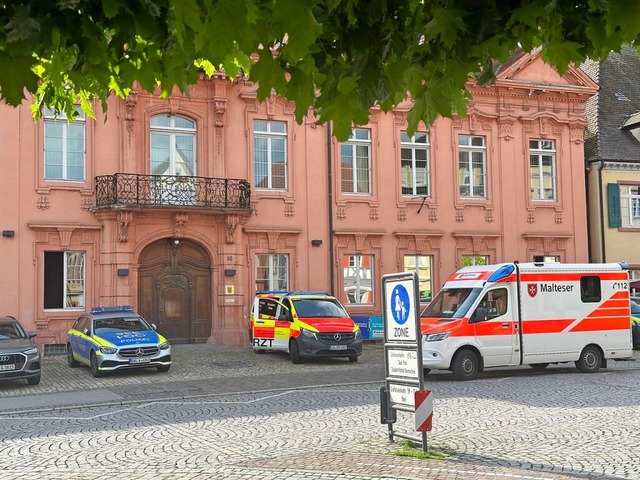 Am Dienstag hielten sich Notarzt und R...kommando gegen mutmaliche Dealer gab.  | Foto: Helmut Seller