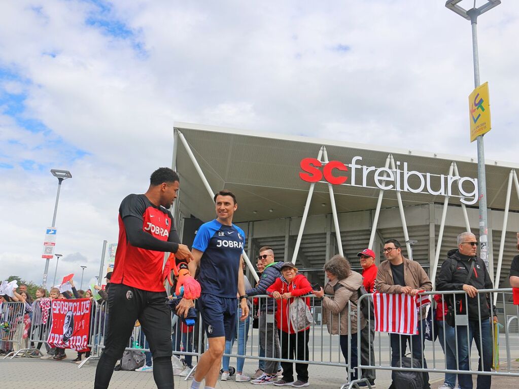 Torhter Noah Atubolu und Athletiktrainer Daniel Wolf auf dem Weg zum Trainingsplatz