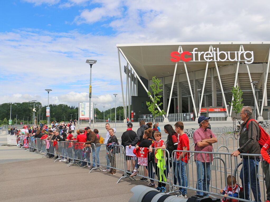 Geduldig warten Fans des SC Freiburg auf Mannschaft und Trainerteam.