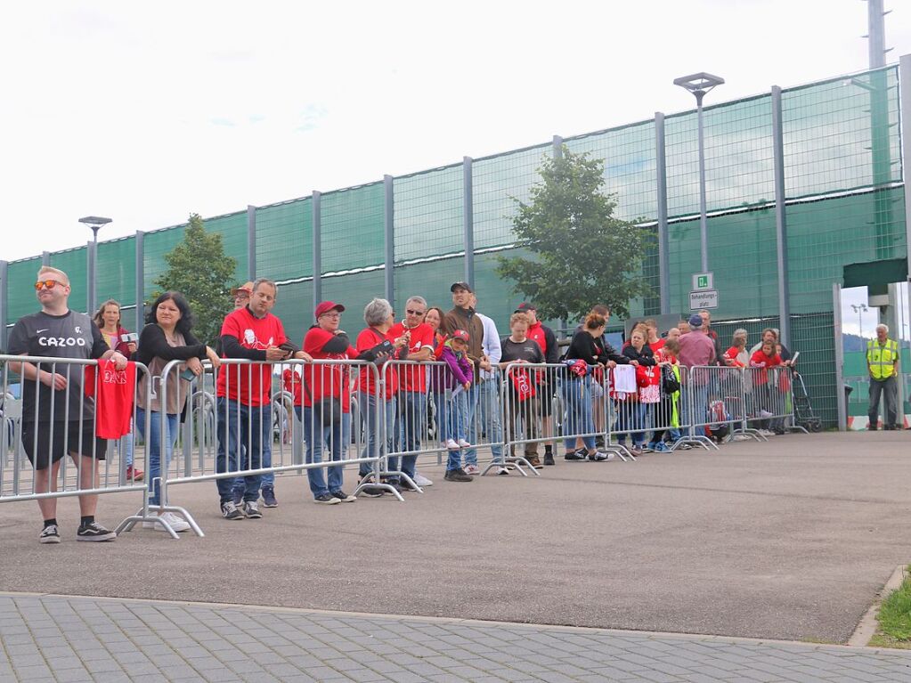 Geduldig warten Fans des SC Freiburg auf Mannschaft und Trainerteam.