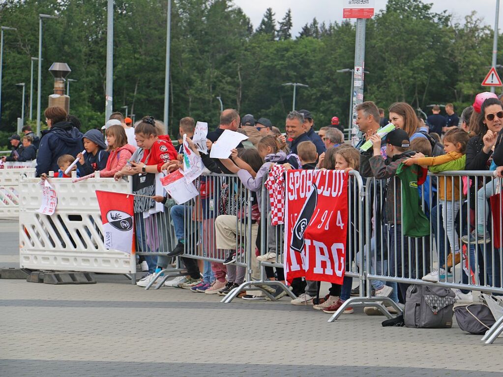 Geduldig warten Fans des SC Freiburg auf Mannschaft und Trainerteam.