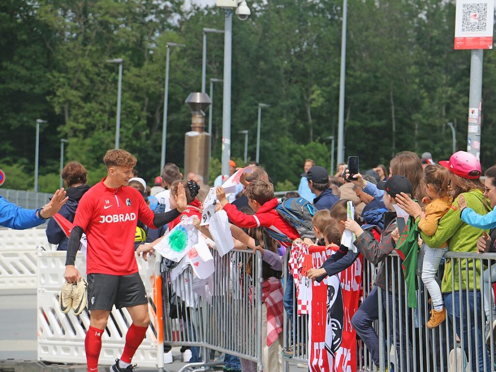 Wie fr Streich ist es auch fr Yannik Keitel, der hier mit Fans abklatscht, das letzte ffentliche SC-Training. Er verlsst den Verein am Ende der Saison.