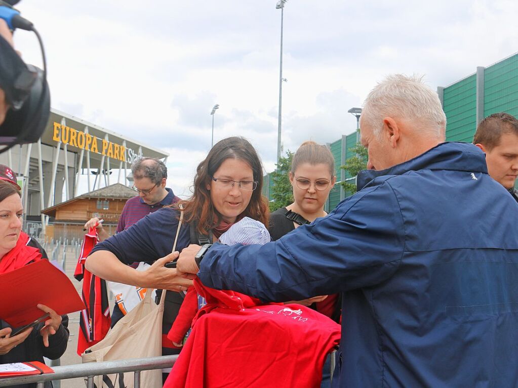 Geduldig erfllt Christian Streich die Autogrammwnsche der Fans.