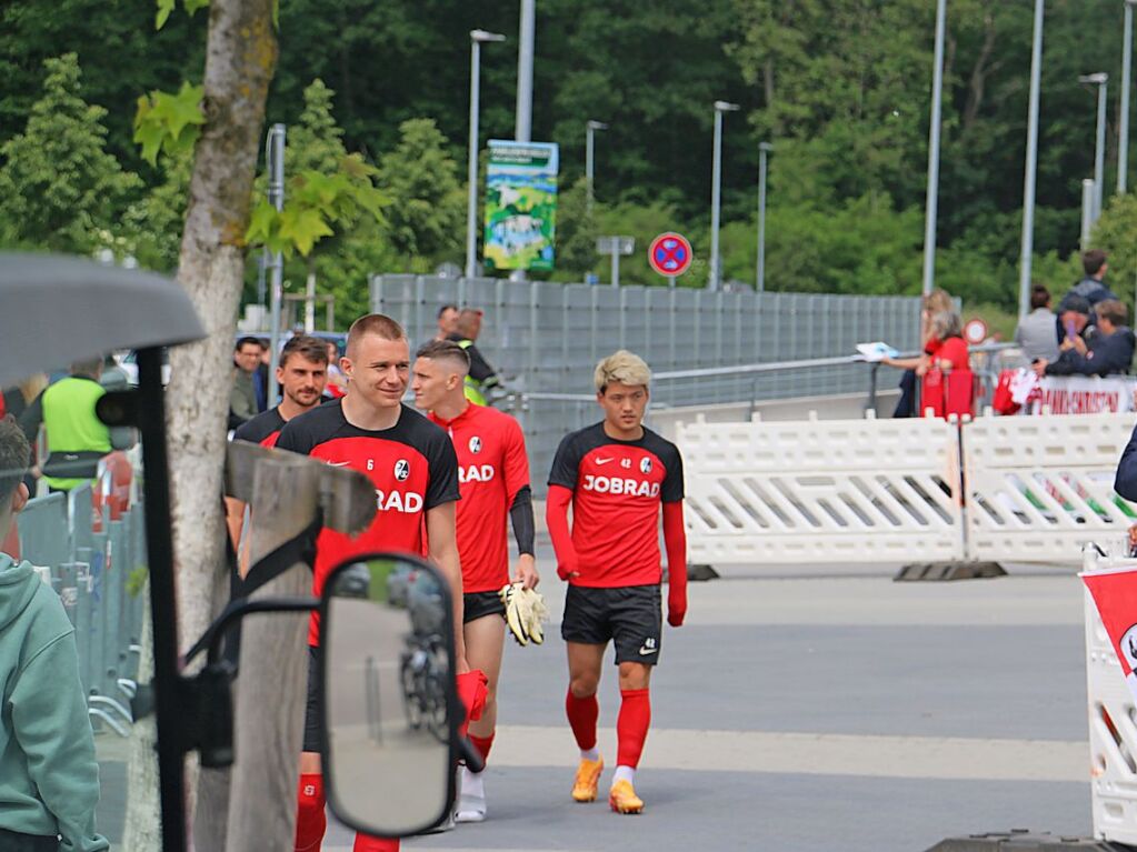 Die Mannschaft auf dem Weg zum Trainingsplatz