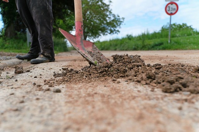 Anwohner befreien Straen und Hfe von Schlamm.  | Foto: Sophia Hesser