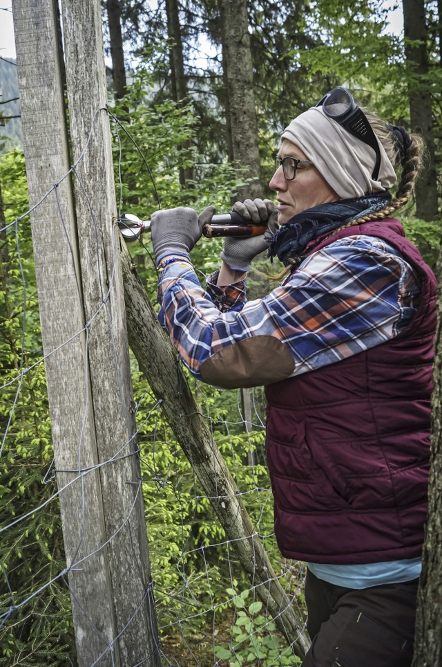 Janina Voskuhl, Landschaftspflegerin a... sie sich die Werkzeugeimer schnappen.  | Foto: Markus Wanzeck / Zeitenspiegel