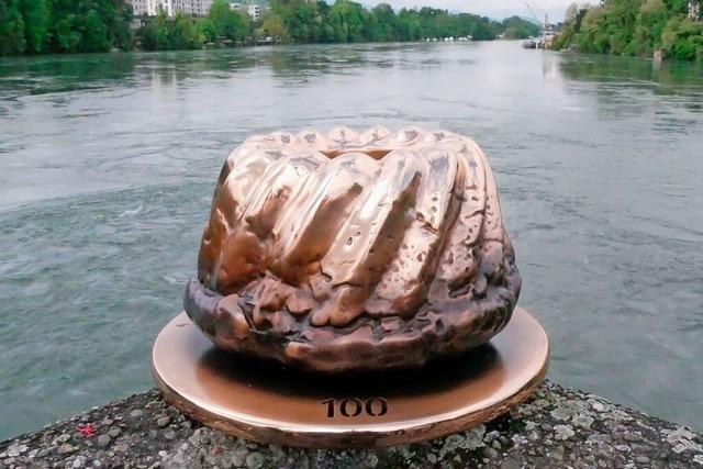 Warum ein angeblich glcksbringender Bronze-Gugelhupf nun Rheinfeldens Rheinbrcke ziert