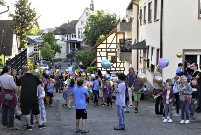 Mit bunten Luftballons  marschierten E...r zur Fragestunde des Ortschaftsrates.  | Foto: Sylvia-Karina Jahn