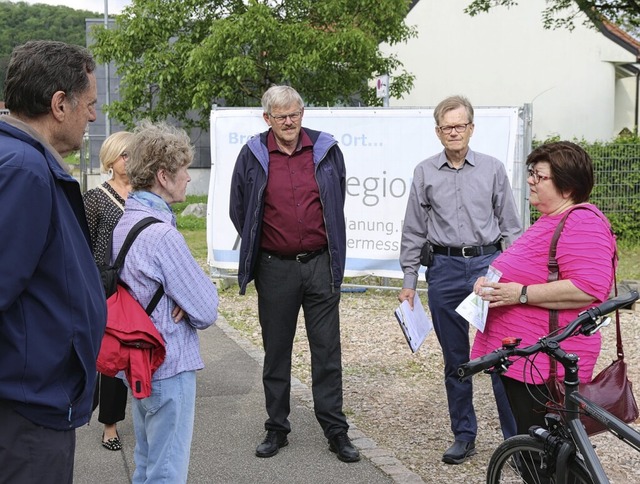 Beim Dorfrundgang der SPD in Haagen wu...tert. Rechts: Stadtrtin Christa Rufer  | Foto: Katharina Kubon