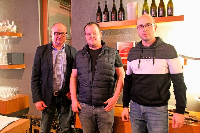 Bernhard Walz (links) hat den Vorsitz ...reyer (rechts) und Max Walz bergeben.  | Foto: Sabine Model