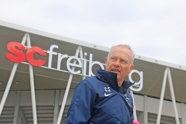 Am Samstag spielt der SC Freiburg zum ...auf dem Weg zum ffentlichen Training.  | Foto: Fyodor Oliver & Filipos Mamalis