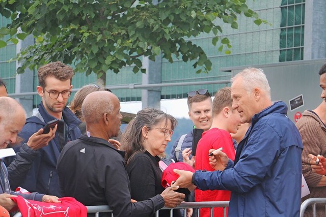 Nach dem Training nahm sich Streich Ze... viele Autogramme und kurze Gesprche.  | Foto: Fyodor Oliver & Filipos Mamalis