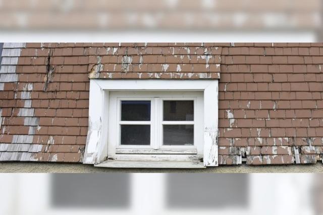 Fehlender Putz, verrottete Fenster