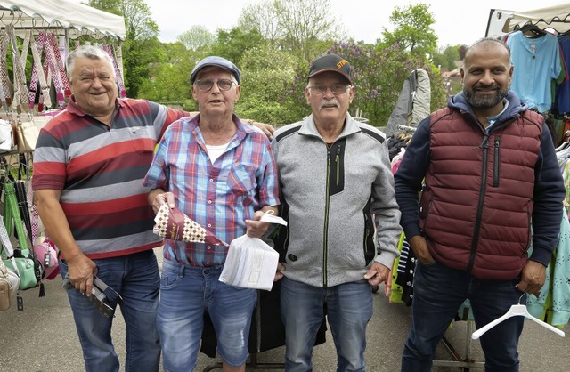 Bestens gelaunte Wellendinger mit Verk... Einkauf auf dem Maimarkt in Bonndorf.  | Foto: Wolfgang Scheu