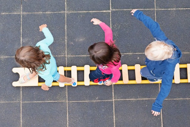 Kinderbetreuung ist ein Balanceakt. In...laut Verwaltung auf dem richtigen Weg.  | Foto: Sebastian Kahnert (dpa)