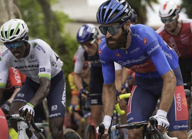 Beim Giro ist das Bergtrikot blau &#8211; Simon Geschke trgt es.  | Foto: Marco Alpozzi (dpa)