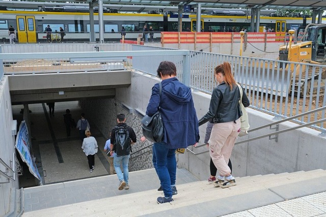 An Mllheims Bahnhof kommen Fugnger ...arrierefrei soll es noch 2024 zugehen.  | Foto: Martin Pfefferle