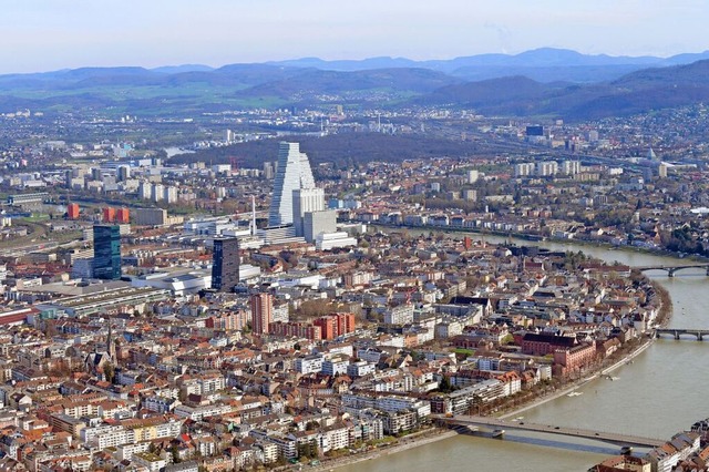 Blick auf Basel mit Rheinknie und dem Roche Areal  | Foto: Erich Meyer