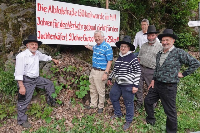 Vertreter der Salpetererbewegung Pro Albtalstrae erneuern ihre Protestschilder.  | Foto: Peter Schtz