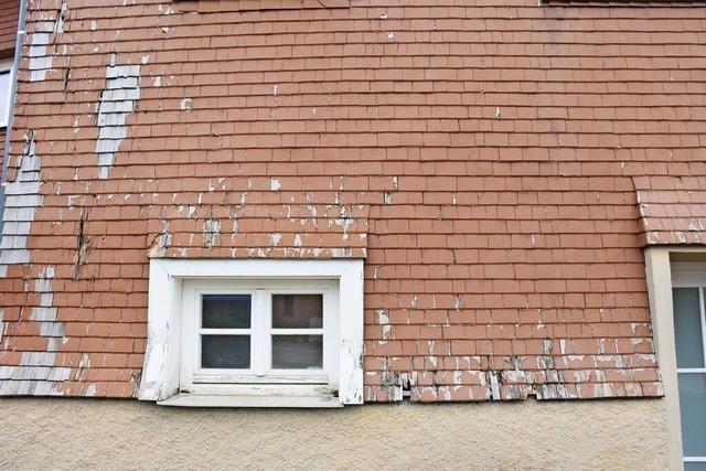 Fehlender Putz und verrottete Fenster am Altbau der Carl-Ludwig-Magnon-Grundschule in Breitnau