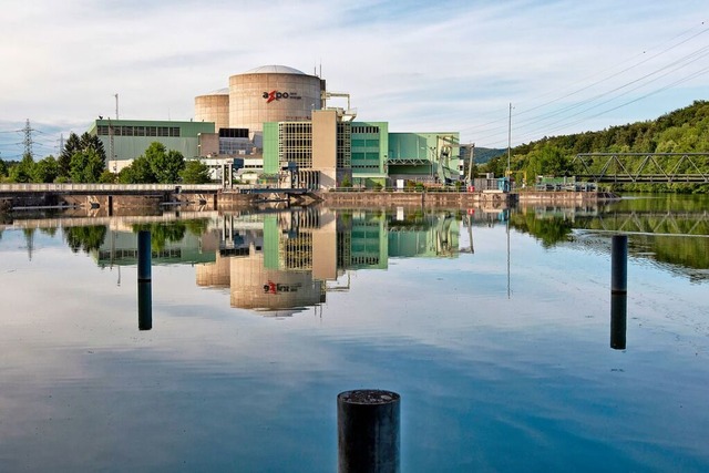 Das Kernkraftwerk Beznau spiegelt sich...it der deutschen Grenze im Fluss Aare.  | Foto: Alessandro Della Bella (dpa)