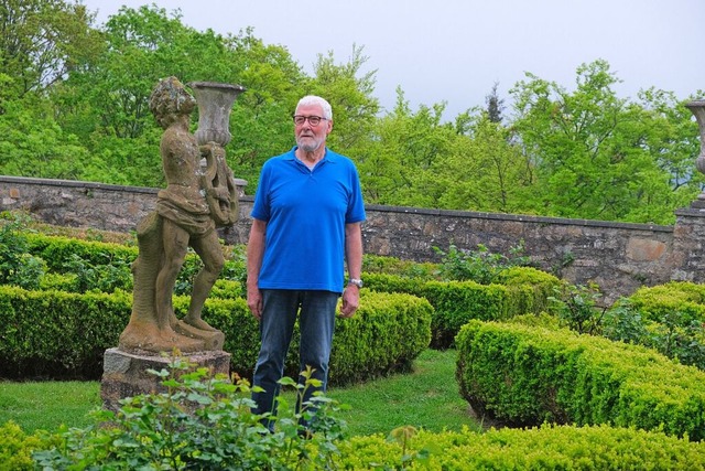 Friedrich Kuhn, der Grnder und Organi...rgelner Schlossgrtner, im Rosengarten  | Foto: Martin Pfefferle