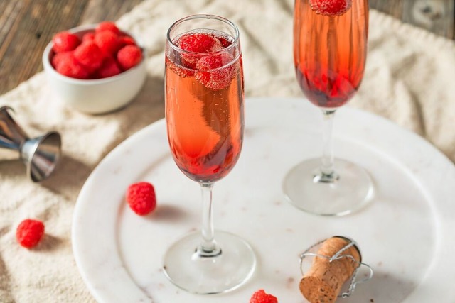 Die perfekte Mischung vom Kir Royal be...Teil Likr und neun Teilen Champagner.  | Foto: Brent Hofacker (stock.adobe.com)