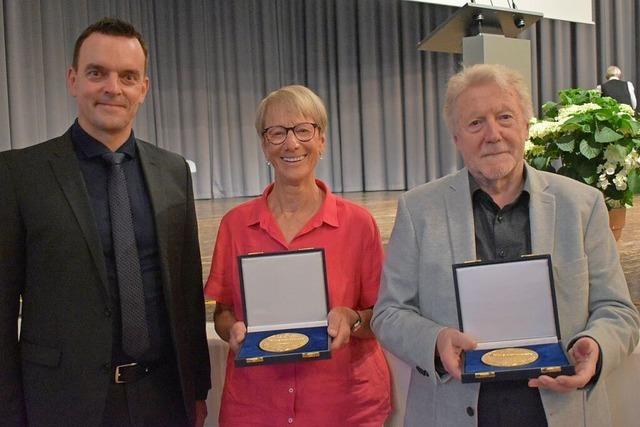 Anneliese Zanger und Wilfried Seitz erhalten die Brgermedaille der Gemeinde Friesenheim