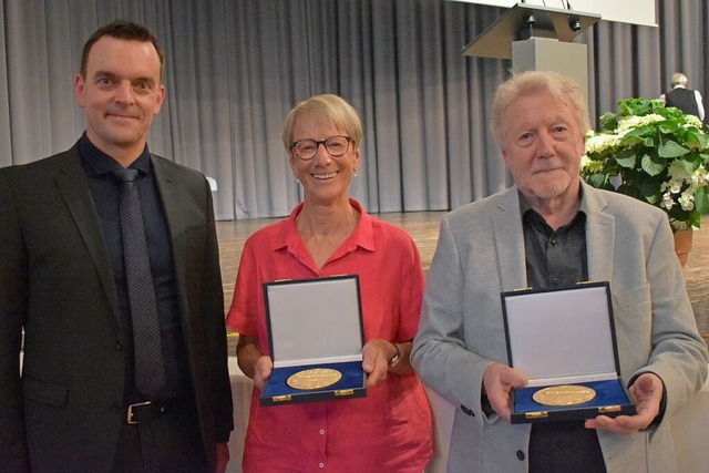 Brgermeister Erik Weide (links) hat b... mit der Brgermedaille ausgezeichnet.  | Foto: Walter Holtfoth