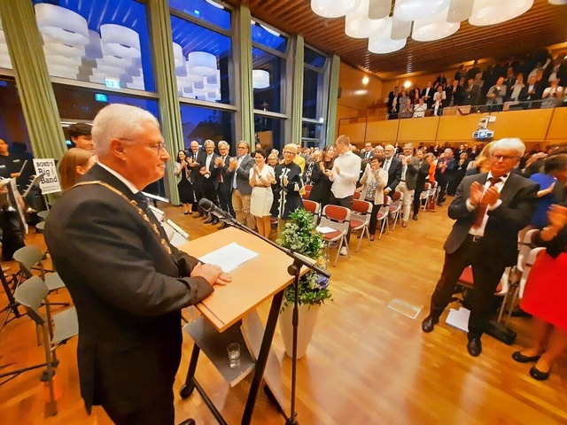 Stehende Ovationen gab es am Ende des ...itze der Weiler Stadtverwaltung stand.  | Foto: Hannes Lauber