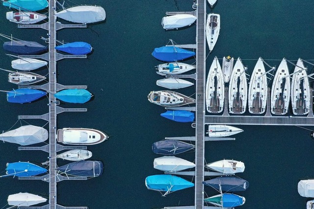 Mehrere Segel- und Motorboote liegen im Yachthafen am Bodensee  | Foto: Felix Kstle (dpa)